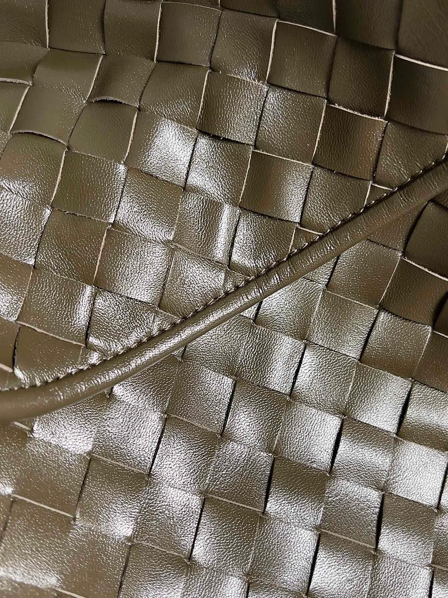 Batch 2160 Recently, I seem to be obsessed with this bag from BV~ The new Hop is really not too beautiful. The whole bag has no seams. The bag body and handles are made of one piece of leather. It embodies the style and essence of Bottega Veneta. It truly represents craftsmanship and creativity. The large size has a very loose and lazy upper body. Big bag lovers will definitely not regret buying it. Style number: 763970 Size: 53*24*13